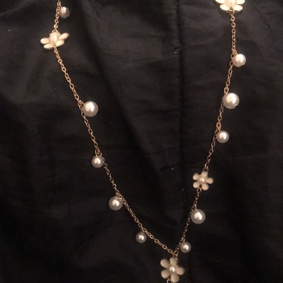 COPY - NWT 19” necklace gold chain and Pearl with white enamel daisies - Picture 3 of 5